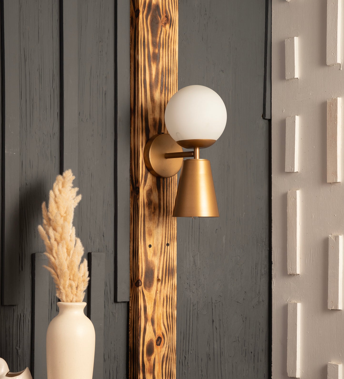 Lark Lzzy Gold Wall Light